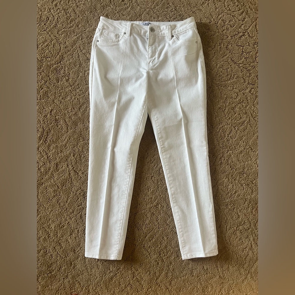 Cropped women’s white jeans with stretch